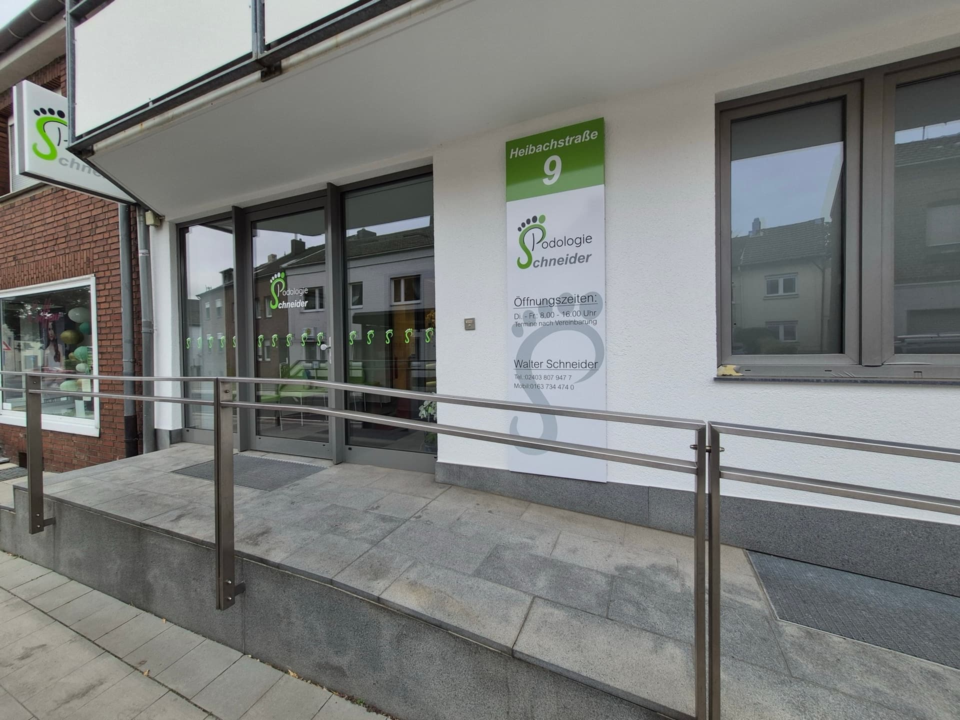 Außenansicht der Praxis Podologie Schneider, Heibachstr. 9 in Eschweiler-Bergrath, mit barrierefreier Rampe